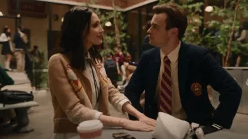 Corbata Bolo de cuero con el logotipo de Prada usada por Luna La (Zión Moreno) como se ve en Gossip Girl (S02E07)