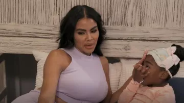 Prettylittlething Sport Seamless Drawstring Crop Top usado por Mia Katherine Thornton como se ve en The Real Housewives of Potomac (S07E12)
