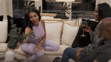 Prettylittlething Lilac Sport Seamless Drawstring Ruched Bum Gym Legging usado por Mia Katherine Thornton como se ve en The Real Housewives of Potomac (S07E12)