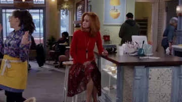Kendra Scott Rayne Collar usado por Sheila (Swoosie Kurtz) como se ve en Call Me Kat (S03E10)