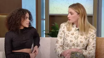 Chaqueta Jacquard floral Tory Burch usada por Brianne Howey vista en Tamron Hall Show el 4 de enero de 2023