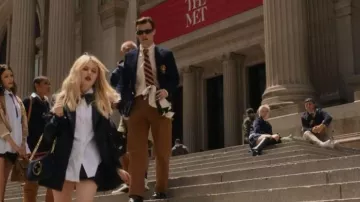 Bolso de hombro con placa con el logotipo de Prada usado por Max Wolfe (Thomas Doherty) como se ve en Gossip Girl (S02E07)