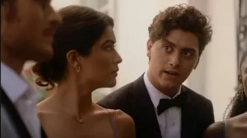 Kendra Scott Elisa Collier pendentif en or en quartz rose porté par Jess Valenzuela (Lisette Olivera) vu dans Trésor national: Bord de l’histoire (S01E05)