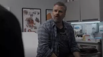 T-shirt de la carte des parcs nationaux du Landmark Project porté par le Dr Iggy Frome (Tyler Labine) vu à New Amsterdam (S05E11)