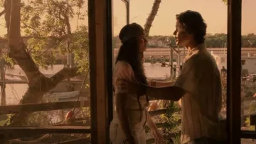 American Eagle Mom Jeans usados por Kiara Carrera (Madison Bailey) como se ve en Outer Banks (S01E02)