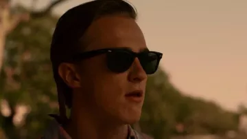 Lunettes de soleil Ray-Ban Wayfarer portées par Rafe Cameron (Drew Starkey) vues dans Outer Banks (S01E02)