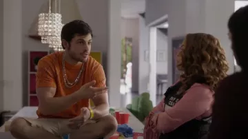 Camiseta de punto estampada de Zara usada por Warren Bart (Zach Tinker) como se ve en CSI: Vegas (S02E10)