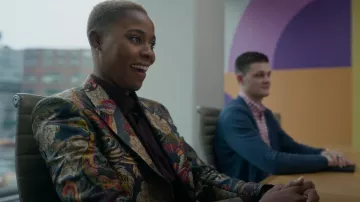 Chaqueta Asos Edition Slim Fit en todo el diseño Jacquard a gran escala usado por Tye (Jerrie Johnson) como se ve en Harlem (S01E01)
