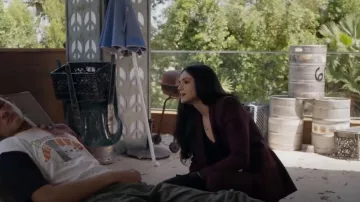 Teoría Blazer de un solo pecho usado por la detective Serena Chávez (Ariana Guerra) como se ve en CSI: Vegas (S02E10)