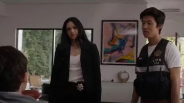 Chaqueta de mezcla de lana Piazza Sempione usada por la detective Serena Chavez (Ariana Guerra) como se ve en CSI: Vegas (S02E10)