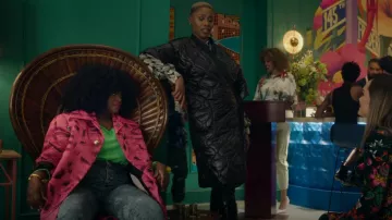 Manteau synthétique Marni imprimé chat en rose porté par Angie Wilson (Shoniqua Shandai) vu à Harlem (S01E01)