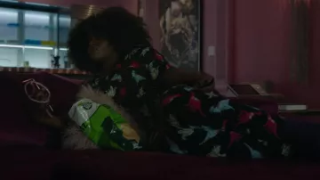 Asos Design Neon Dinosaur Jersey Tee & Legging Pyjama Set usado por Angie Wilson (Shoniqua Shandai) como se ve en Harlem (S01E01)