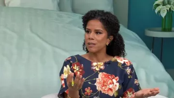 Asos Wiggle Dress in Navy Large Scale Floral Print porté par Adriana Diaz comme vu dans CBS Mornings le 5 janvier 2023