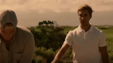 Polo Gap All Day Pique porté par Topper Thornton (Austin North) vu dans Outer Banks (S01E03)