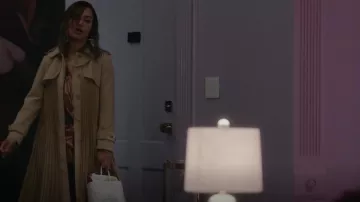 Sandro Vino Pleated Trench Coat porté par Quinn Joseph (Grace Gealey) vu à Harlem (S01E03)