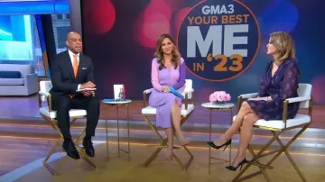 Paige Jeanne Smocked Robe à manches longues portée par Elizabeth Lombardo comme vu dans Good Morning America le 5 janvier 2023