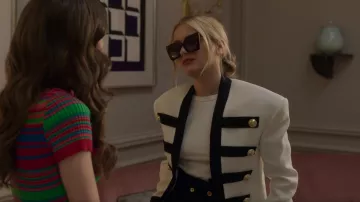 Chaqueta militar Balmain usada por Camille (Camille Razat) vista en Emily in Paris (S02E01)