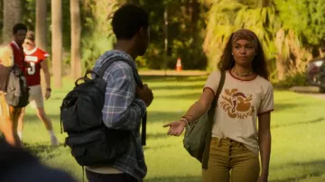 Fjallraven Kanken In Army Green usado por Kiara Carrera (Madison Bailey) como se ve en Outer Banks (S02E01)