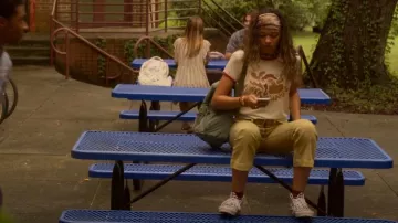 Lisskiss Burgundy Red Plain Ankle High Socks usados por Kiara Carrera (Madison Bailey) como se ve en Outer Banks (S02E01)