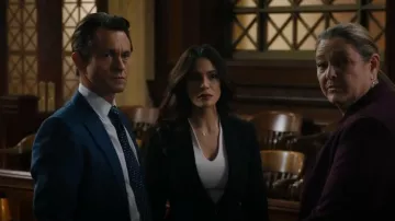 Alexander McQueen Peak Shoulder Leaf Crepe Jacket usada por ADA Samantha Maroun (Odelya Halevi) como se ve en Law & Order (S22E10)