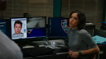 Theory Micro Rib Mock Neck Wool Top usado por la detective Violet Yee (Connie Saltzman) como se ve en Law & Order (S22E10)