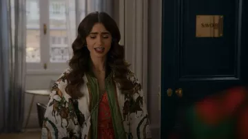 Hermes Vintage Reversible Silk Reprise Bomber Jacket porté par Emily Cooper (Lily Collins) vu dans Emily à Paris (S02E03)