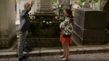 Hermès Oran Sandal portée par Emily Cooper (Lily Collins) vue dans Emily à Paris (S02E03)
