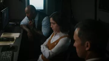 Madewell Floral bordado V-Neck Sweater Tank usado por la detective Violet Yee (Connie Saltzman) como se ve en Law & Order (S22E10)