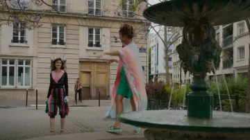 Roger Vivier Light Blue Woman Vivier Slide Covered Buckle Mules usados por Mindy Chen (Ashley Park) como se ve en Emily in Paris (S02E03)