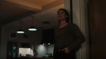 James Perse Sheer Slub Long Sleeve Crew usado por la agente especial Kristin Gaines (Alexa Davalos) como se ve en FBI: Most Wanted (S04E09)