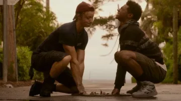 Botas impermeables Timberland Premium de 6 pulgadas en nobuck marrón medio usadas por JJ Maybank (Rudy Pankow) como se ve en Outer Banks (S02E02)