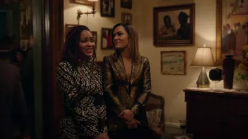Sandro Gone Blazer porté par Quinn Joseph (Grace Gealey) vu à Harlem (S01E05)