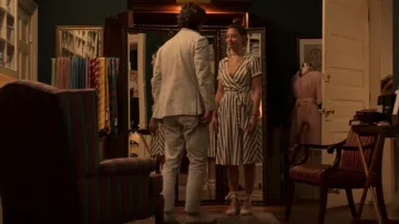 Eva Rose Wrap Shirt Dress in Fit & Flare usado por Sarah Cameron (Madelyn Cline) como se ve en Outer Banks (S01E04)