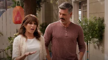 Rag & Bone The Crew Tee porté par Marina (Karla Souza) vu dans Home Economics (S03E11)