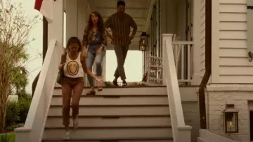 Vans White & Black Checkered Sneakers usadas por Kiara Carrera (Madison Bailey) como se ve en Outer Banks (S02E03)