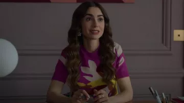 Eric Bompard Pull Monkey Intarsia à manches courtes porté par Emily Cooper (Lily Collins) vu dans Emily à Paris (S02E04)