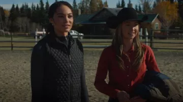 Wrangler Riggs Workwear Mujer en rojo usada por Amy Fleming (Amber Marshall) como se ve en Heartland (S16E11)