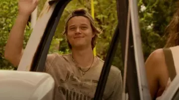 T-shirt à manches courtes Jeep Spirit Grill Lucky Brand porté par JJ Maybank (Rudy Pankow) vu dans Outer Banks (S02E03)