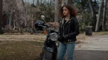 Chaqueta de cuero Danier Daria usada por Ginny Miller (Antonia Gentry) como se ve en Ginny & Georgia (S02E01)