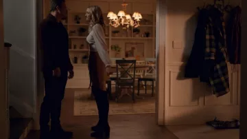 Stuart Weitzman Bottes Tieland portées par Georgia Miller (Brianne Howey) comme on le voit dans Ginny & Georgia (S02E01)