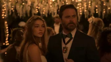 Brackish Bowties Peacock Pocket Square usado por Ward Cameron (Charles Esten) como se ve en Outer Banks (S01E05)