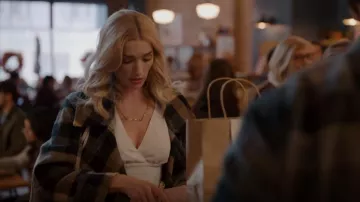Smythe Blanket Coat In Black Multi Check usado por Georgia Miller (Brianne Howey) como se ve en Ginny & Georgia (S02E01)