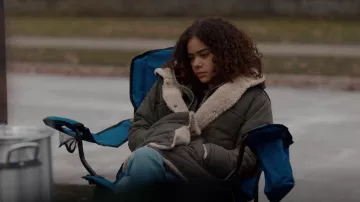 BP. Chaqueta reversible acolchada de algodón y falsa chaqueta con capucha usada por Ginny Miller (Antonia Gentry) como se ve en Ginny & Georgia (S02E01)