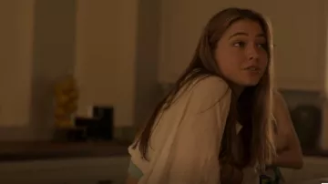 Free People Womens Galloon Lace Halter Bra en Icy Miny usado por Sarah Cameron (Madelyn Cline) como se ve en Outer Banks (S01E05)