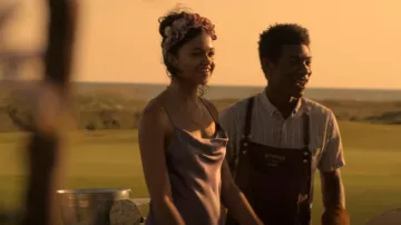 Nili Lotan Cowl Neck Slip Dress usado por Kiara Carrera (Madison Bailey) como se ve en Outer Banks (S01E05)