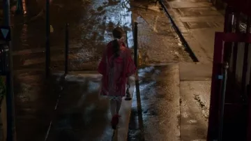 Roger Vivier RV Lovely PVC & Leather Bucket Bag usado por Emily Cooper (Lily Collins) como se ve en Emily in Paris (S02E05)