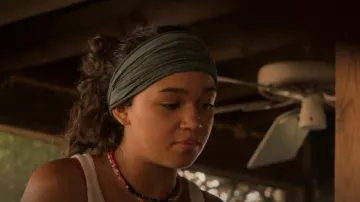 Envoltura verde Cleo Wideband para mujer usada por Kiara Carrera (Madison Bailey) vista en Outer Banks (S01E06)