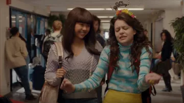 Club Monaco Cable Knit Color Block V-Neck Sweater porté par Norah (Chelsea Clark) vu dans Ginny & Georgia (S02E04)