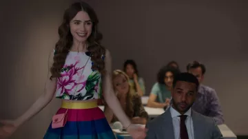 Carteras Roger Vivier en rojo y rosa usadas por Emily Cooper (Lily Collins) como se ve en Emily in Paris (S02E06)