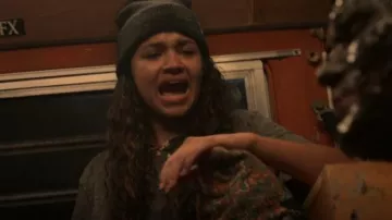 Rusty Fader T-Shirt - Carbón usado por Kiara Carrera (Madison Bailey) como se ve en Outer Banks (S01E06)